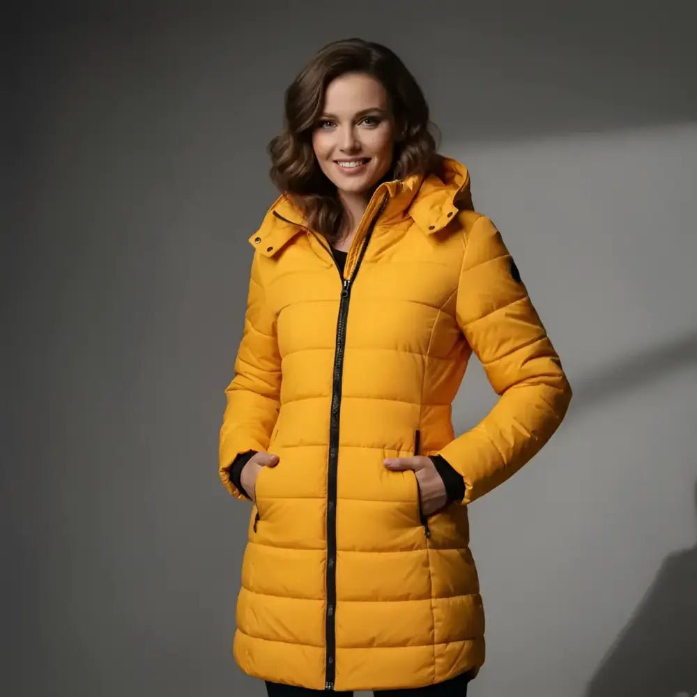 Parka femme imperméable vert militaire – La Sentinelle en couleur jaune sur mannequin.