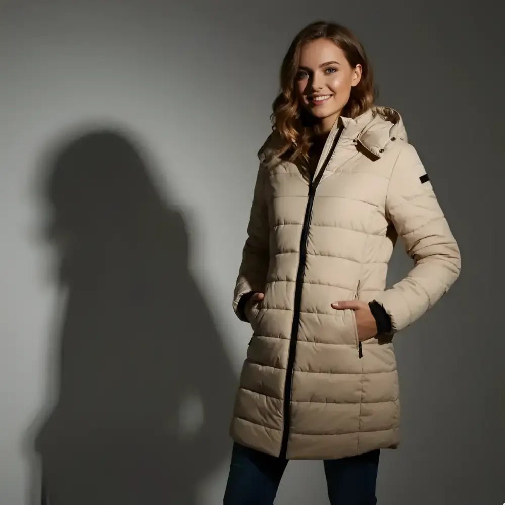 Parka femme imperméable vert militaire La Sentinelle avec capuche, élégante et pratique.
