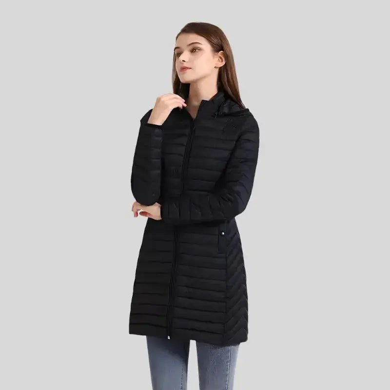 Parka femme longue matelassée beige à capuche – La Douce en couleur noire, élégante et confortable.