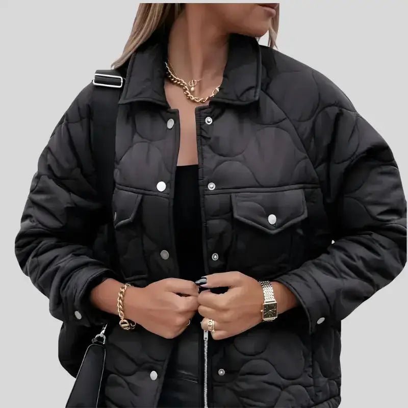 Parka femme courte matelassée en noir, idéale pour les journées fraîches et les looks d'hiver faciles à porter.