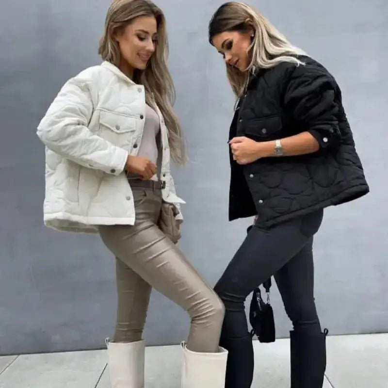 Deux femmes portant une parka femme courte matelassée en blanc et noir, stylées pour l'hiver.