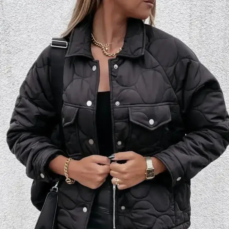Parka femme courte matelassée noire portée par une femme, parfaite pour l'hiver.