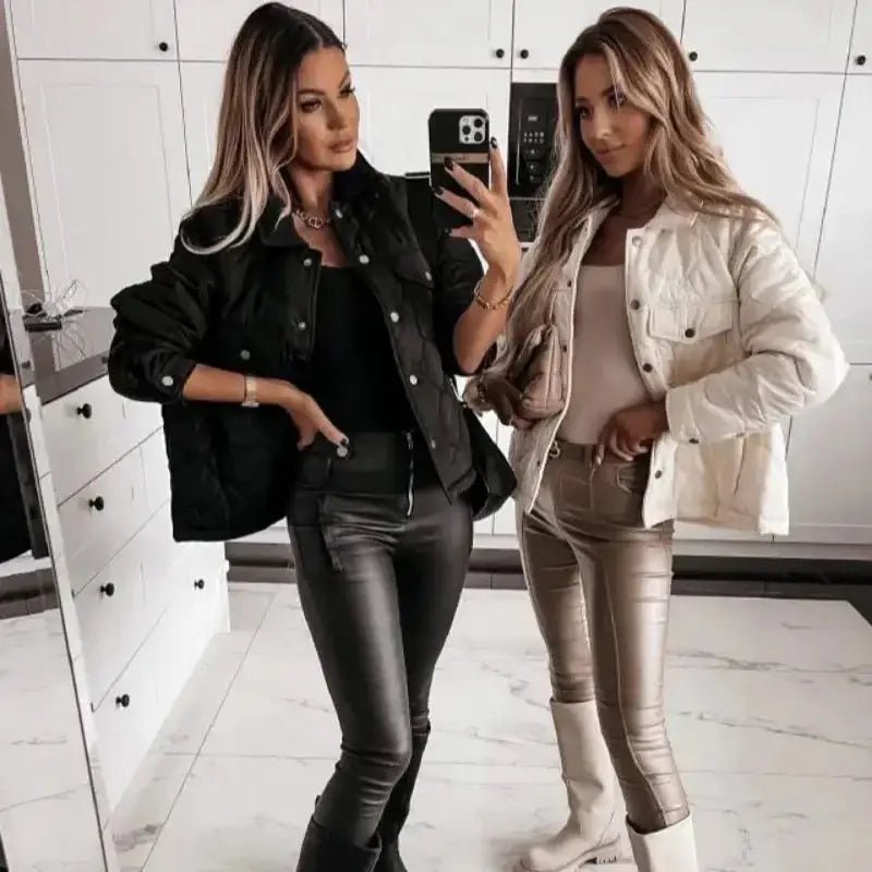 Deux mannequins portant une parka femme courte matelassée en noir et blanc, idéale pour l'hiver.