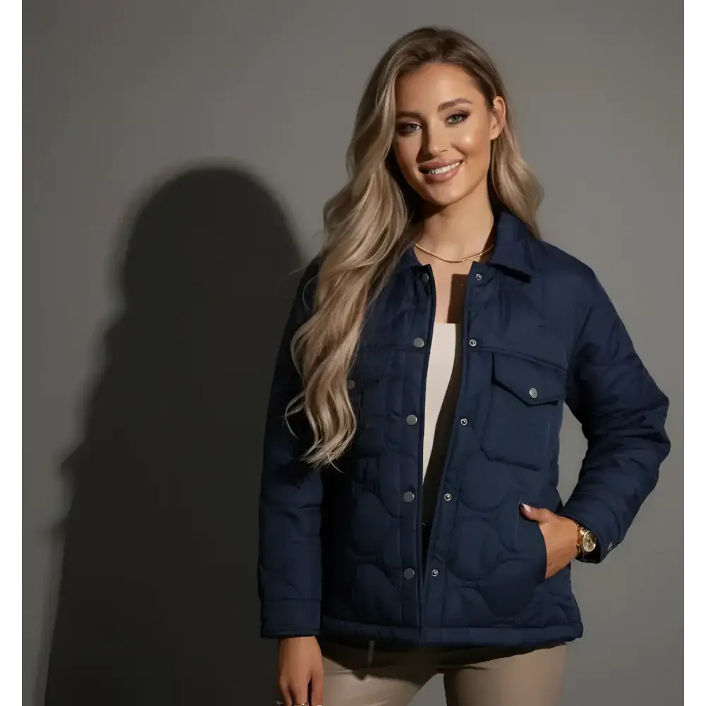 Femme portant une parka chaude hiver avec tissu extérieur déperlant et doublure matelassée