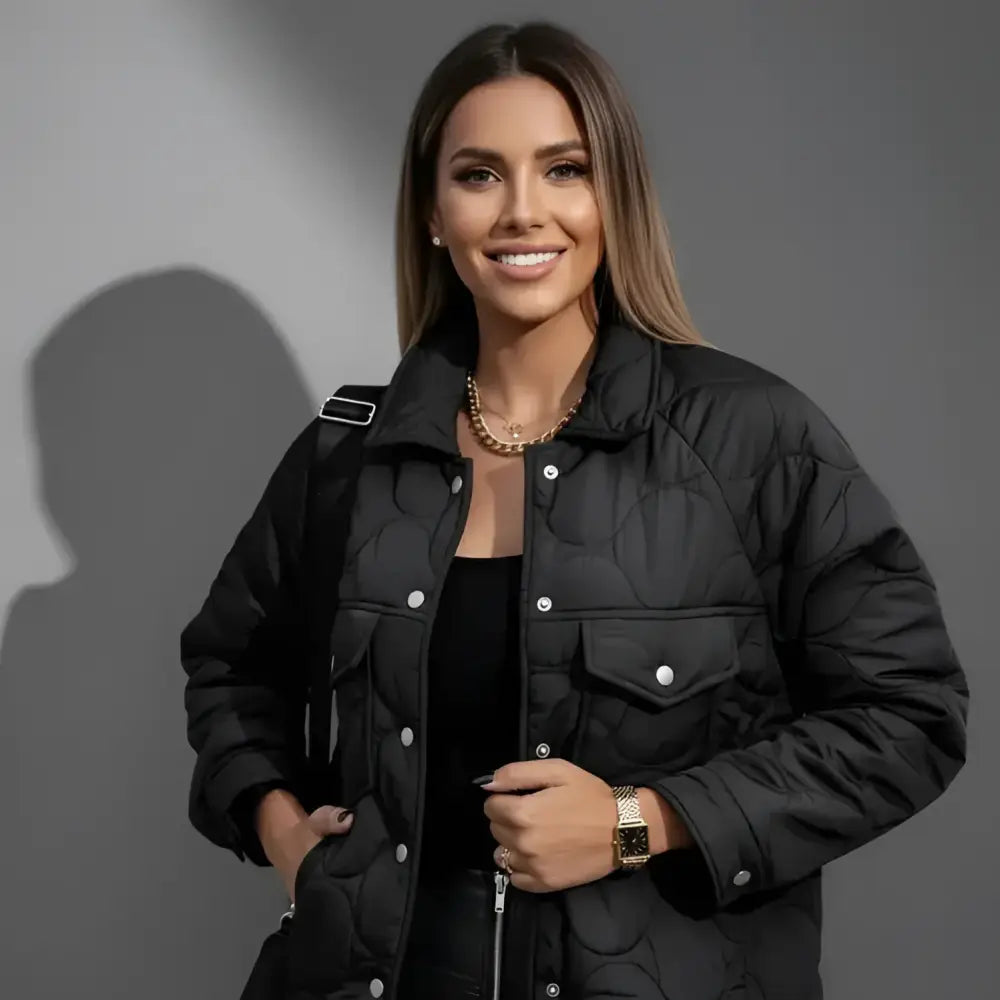 Femme souriante en parka chaude hiver avec tissu extérieur déperlant et doublure matelassée
