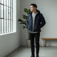 Homme portant un parka chaude homme avec doublure matelassée et tissu extérieur durable