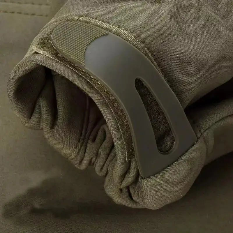 Détail du poignet de la parka chaude homme, mettant en avant la fonctionnalité et le design pratique.