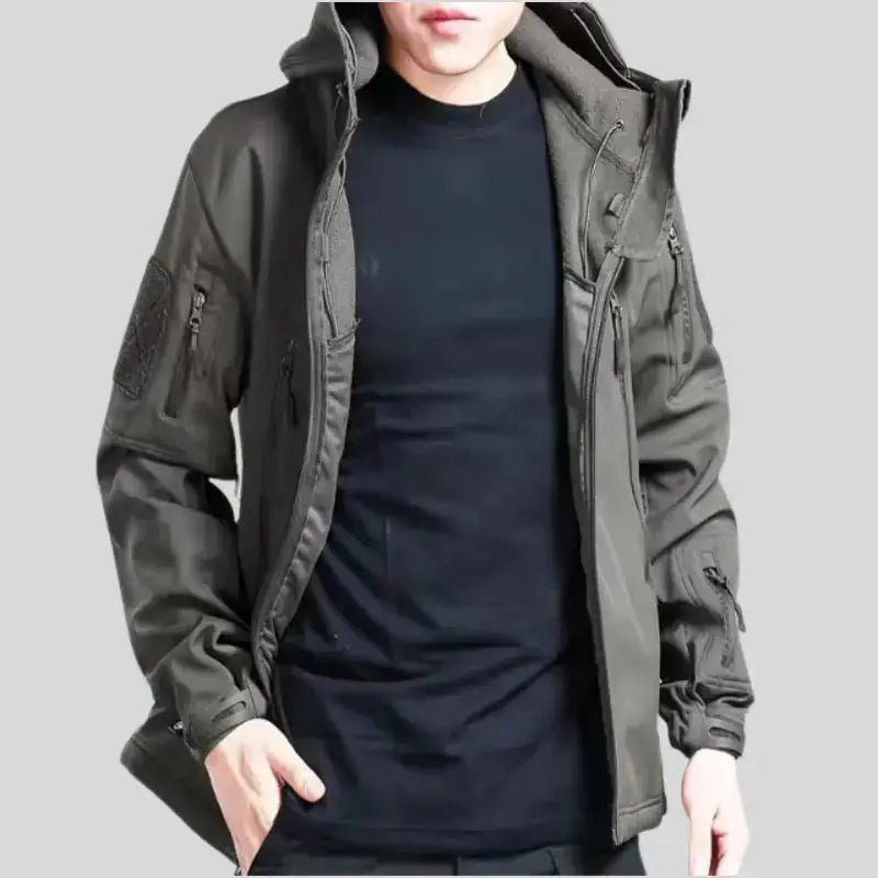 Parka homme noire décontractée avec capuche et poches, idéale pour les tenues urbaines.