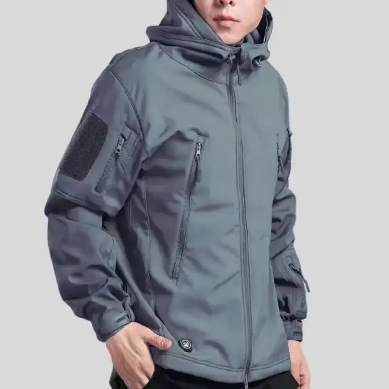 Parka homme noire décontractée à capuche et poches, idéale pour les tenues urbaines.