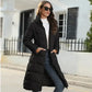 Femme portant un parka chaude femme imperméable avec isolation thermique élégante