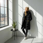Femme portant une parka chaude imperméable femme avec long puffer vest noir
