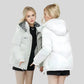 Parka chaude pour femme en blanc avec doublure épaisse et capuche à carreaux noir et blanc