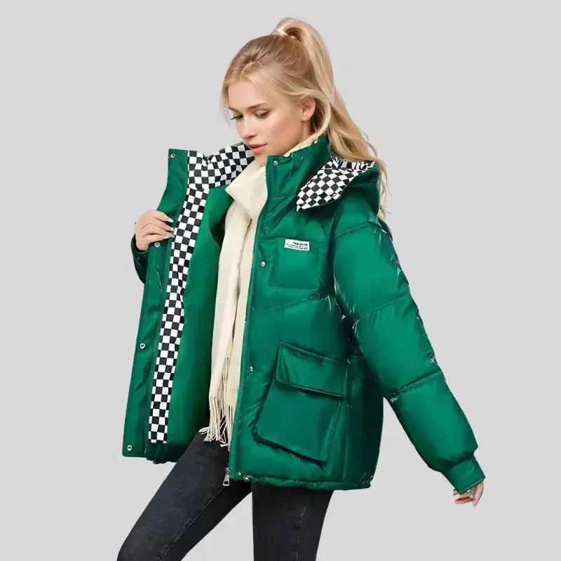 Parka chaude femme matelassée verte avec doublure à carreaux, style élégant et confortable pour l'hiver.