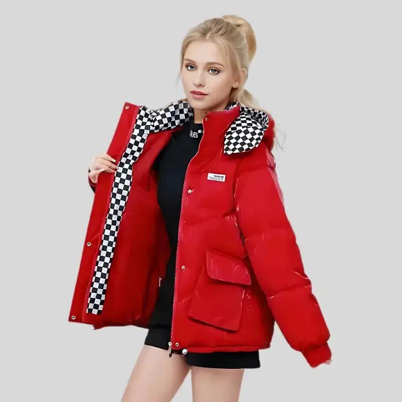Parka chaude femme matelassée rouge avec intérieur à motif damier, idéale pour l'hiver.