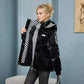 Parka chaude pour femme en noir brillant avec doublure épaisse et capuche à carreaux