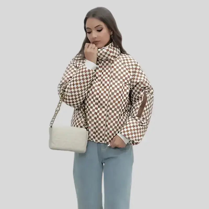 Parka chaude femme à carreaux dans un style graphique avec motifs contrastés.