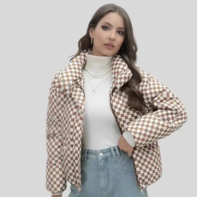 Parka chaude femme à carreaux en motif graphique avec col montant, modèle tendance pour cet hiver.