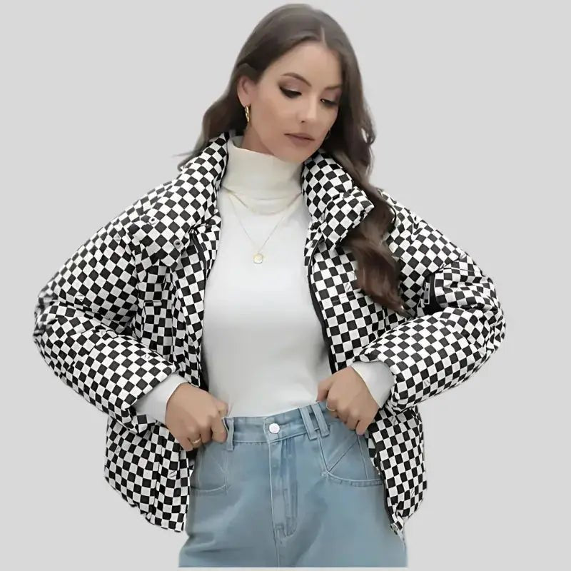 Parka chaude femme à carreaux avec motif graphique noir et blanc portée par une femme.