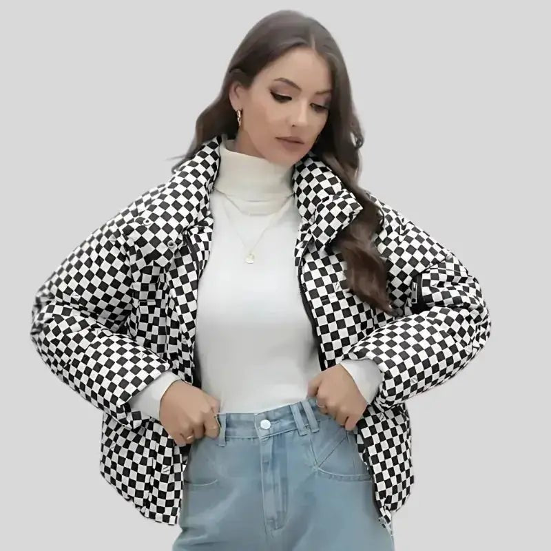 Parka chaude femme à carreaux en noir et blanc, style matelassé, parfait pour l'hiver.