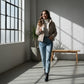 Femme portant un parka chaud femmes à carreaux noirs, turtleneck blanc et bottines