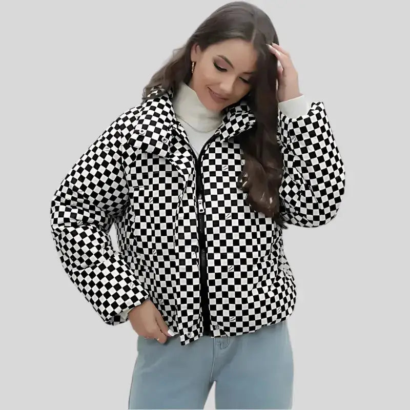 Parka chaude femme à carreaux en noir et blanc, modèle à carreaux avec une silhouette moderne.