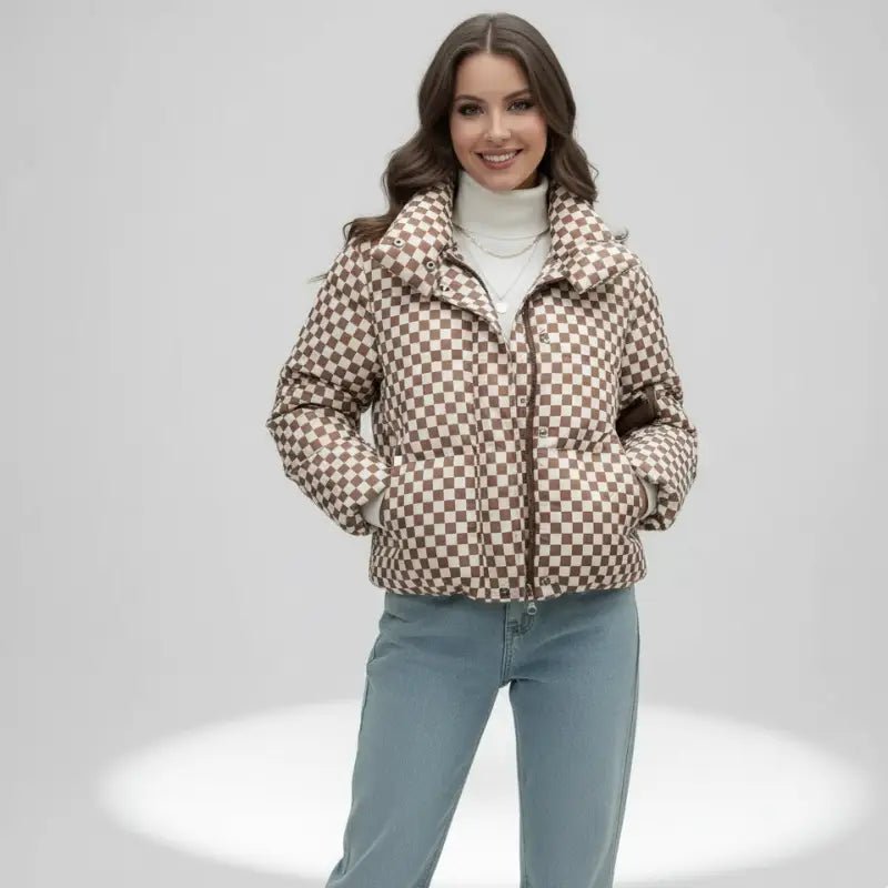 Parka chaude femme à carreaux avec motif à carreaux marron et crème, parfaite pour l'hiver.
