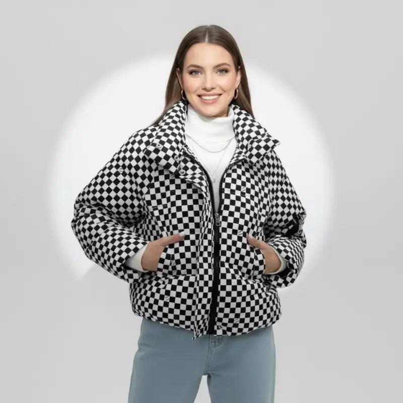 Parka chaude femme à carreaux, motif graphique noir et blanc, idéale pour une mode tendance.
