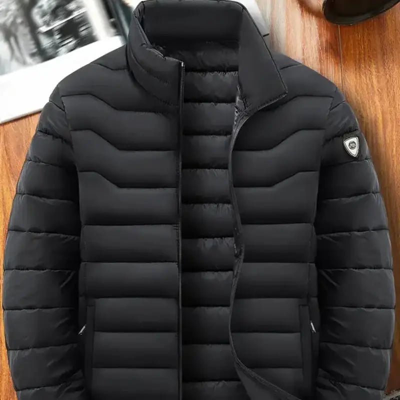 Parka doudoune homme légère à capuche noire, idéale pour rester au chaud sans encombrement.