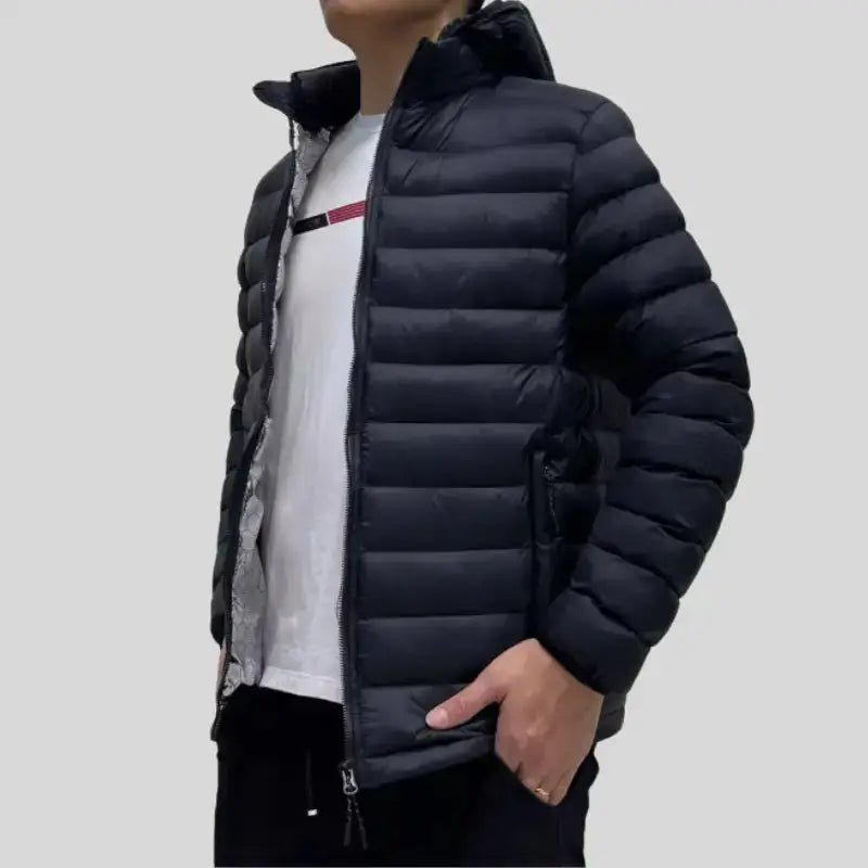 Parka doudoune homme légère à capuche couleur noire, idéale pour rester au chaud sans encombrement.