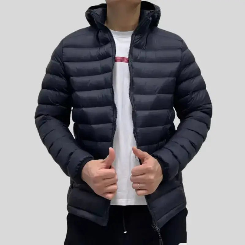 Parka doudoune homme légère à capuche en couleur noire, idéal pour les déplacements et voyages.