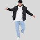 Parka doudoune homme en tissu extérieur déperlant alliant style avec t-shirt blanc et jeans