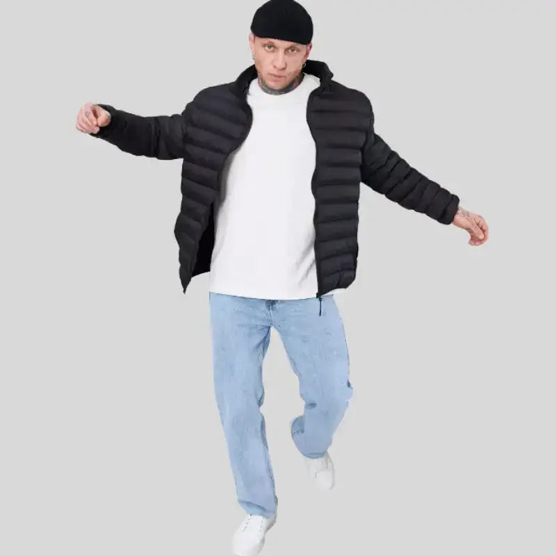 Parka doudoune homme en tissu extérieur déperlant alliant style avec t-shirt blanc et jeans