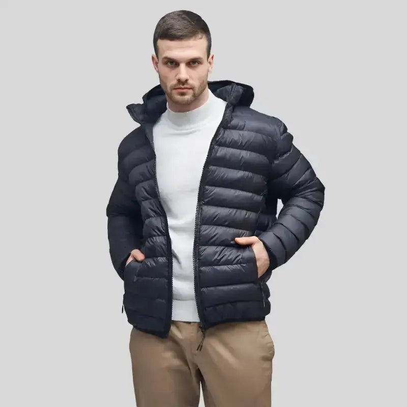 Parka doudoune homme légère à capuche en noir, idéal pour rester au chaud sans encombre.