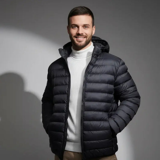 Homme souriant portant un parka doudoune avec tissu extérieur déperlant, alliant style