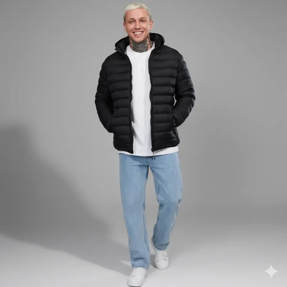Parka doudoune homme légère à capuche en noir, idéale pour les déplacements quotidiens et les voyages.