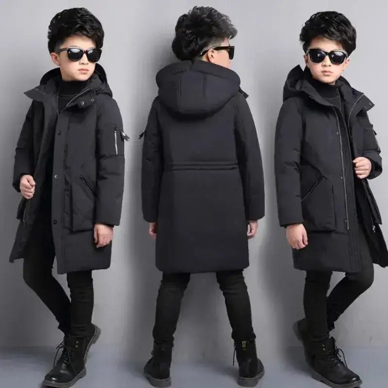 Parka enfant garçon à capuche noire, modèle moderne avec lunettes de soleil, idéal pour les journées fraîches.