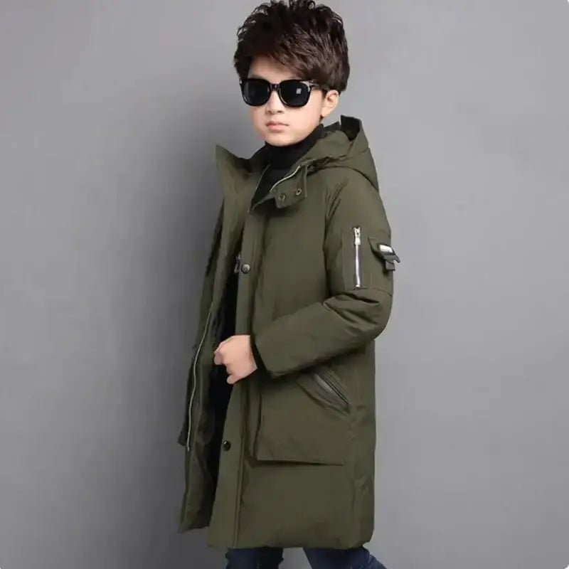 Parka enfant garçon à capuche de couleur kaki, idéale pour les journées fraîches et les sorties scolaires.