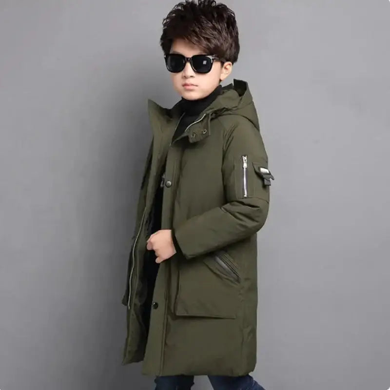 Jeune garçon portant un parka enfant vert olive pour une protection thermique optimale