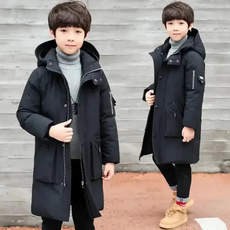 Parka enfant garçon à capuche en noir sur un enfant, parfait pour les journées fraîches, style pratique et moderne.