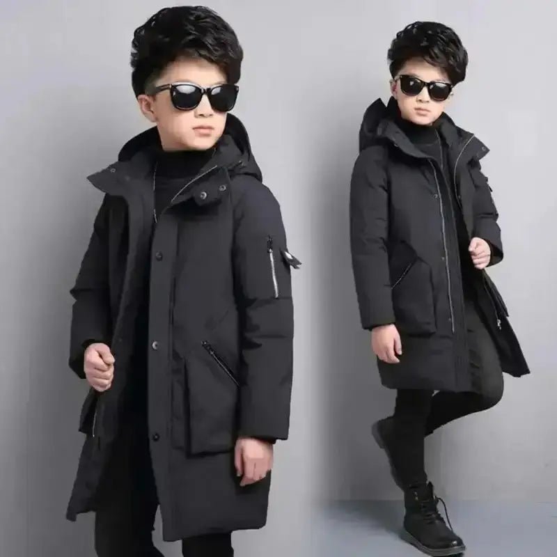 Parka enfant garçon à capuche noire, idéale pour les journées fraîches et style décontracté.