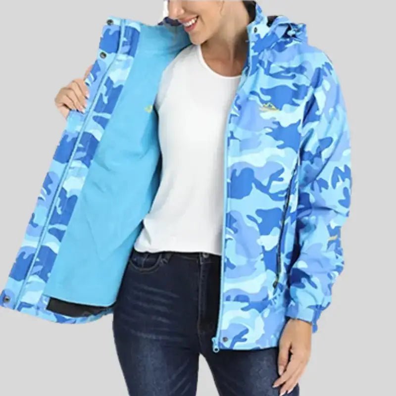 Parka femme colorée à capuche, motif camouflage bleu, coupe décontractée et ample.