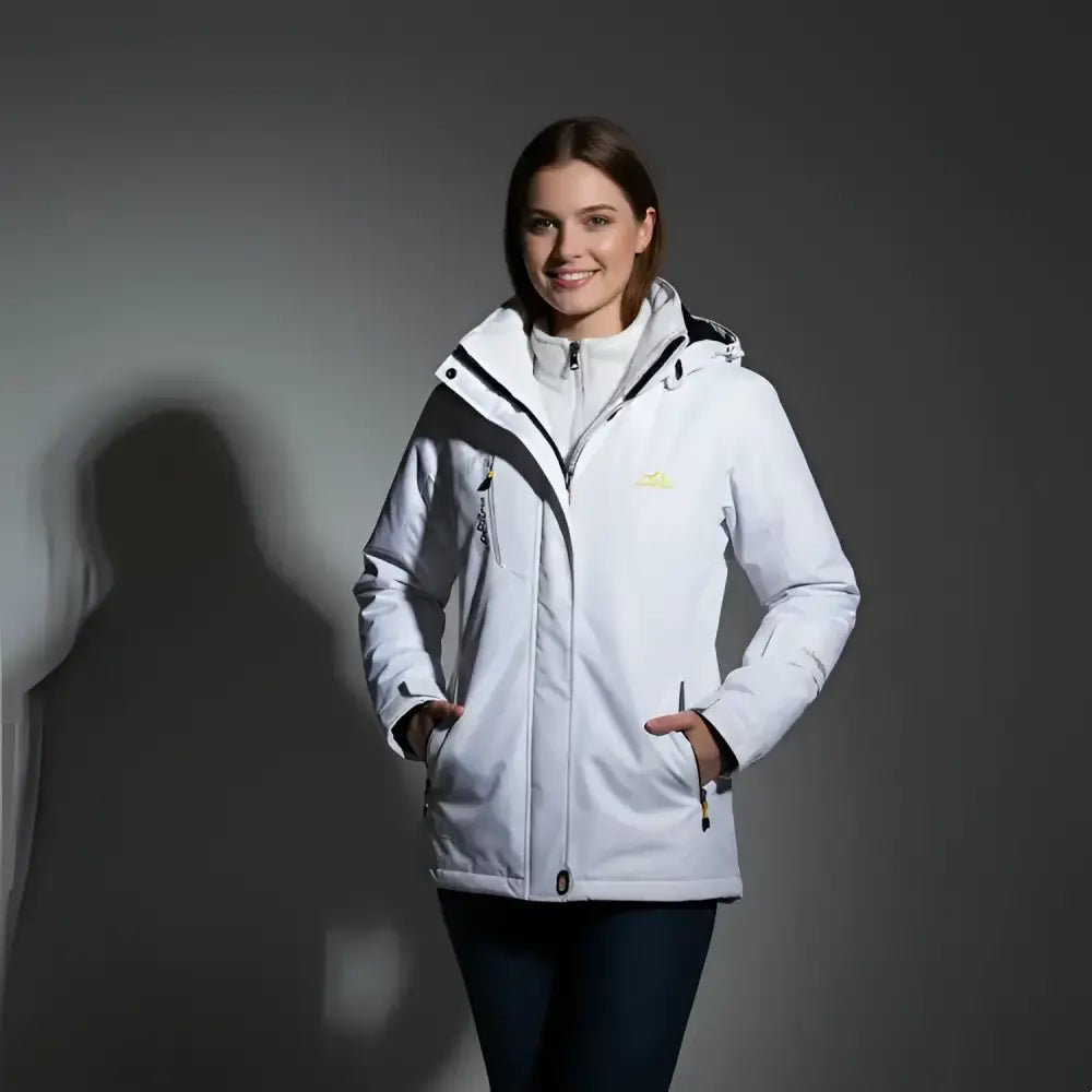 Modèle portant une parka femme colorée blanche avec capuche, parfaite pour un style d'hiver léger.