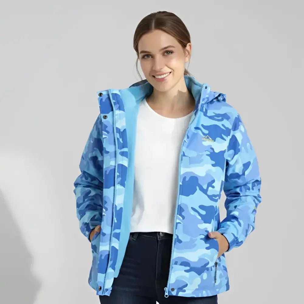 Parka femme colorée avec motif camouflage bleu, idéale pour l'hiver et le style décontracté.