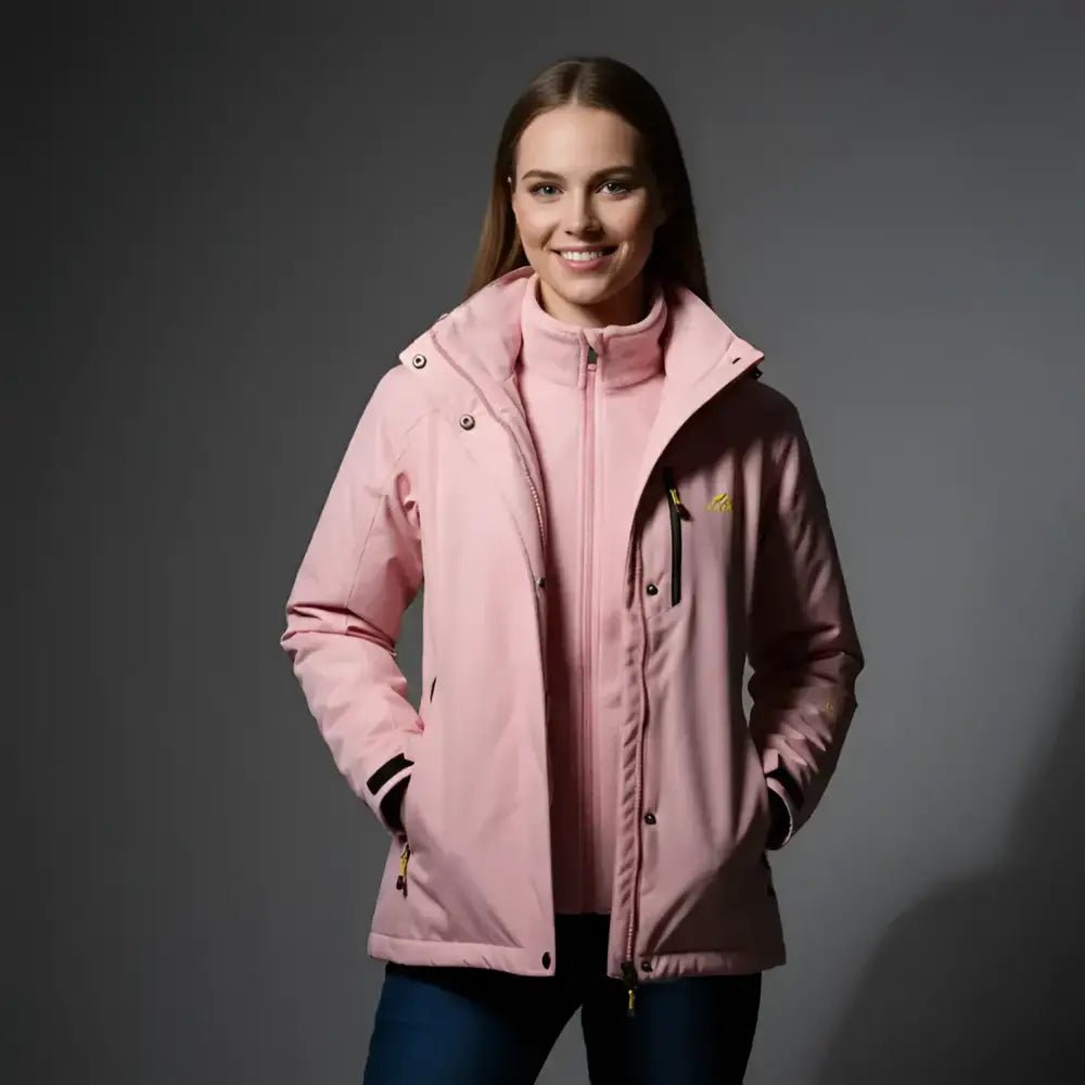 Parka femme colorée rose avec capuche, parfaite pour l'hiver, portée par un modèle avec un sourire.