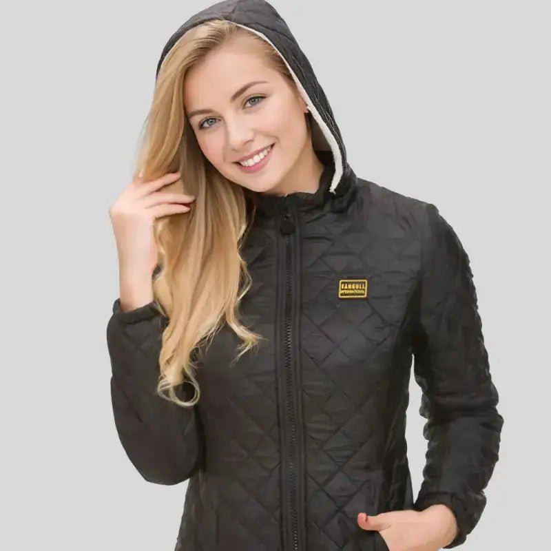 Parka femme noire doublée fausse fourrure de La Doublée avec capuche et motif matelassé.