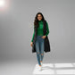 Femme chaude imperméable avec long noir puffer vest, turtleneck vert et jeans déchirés