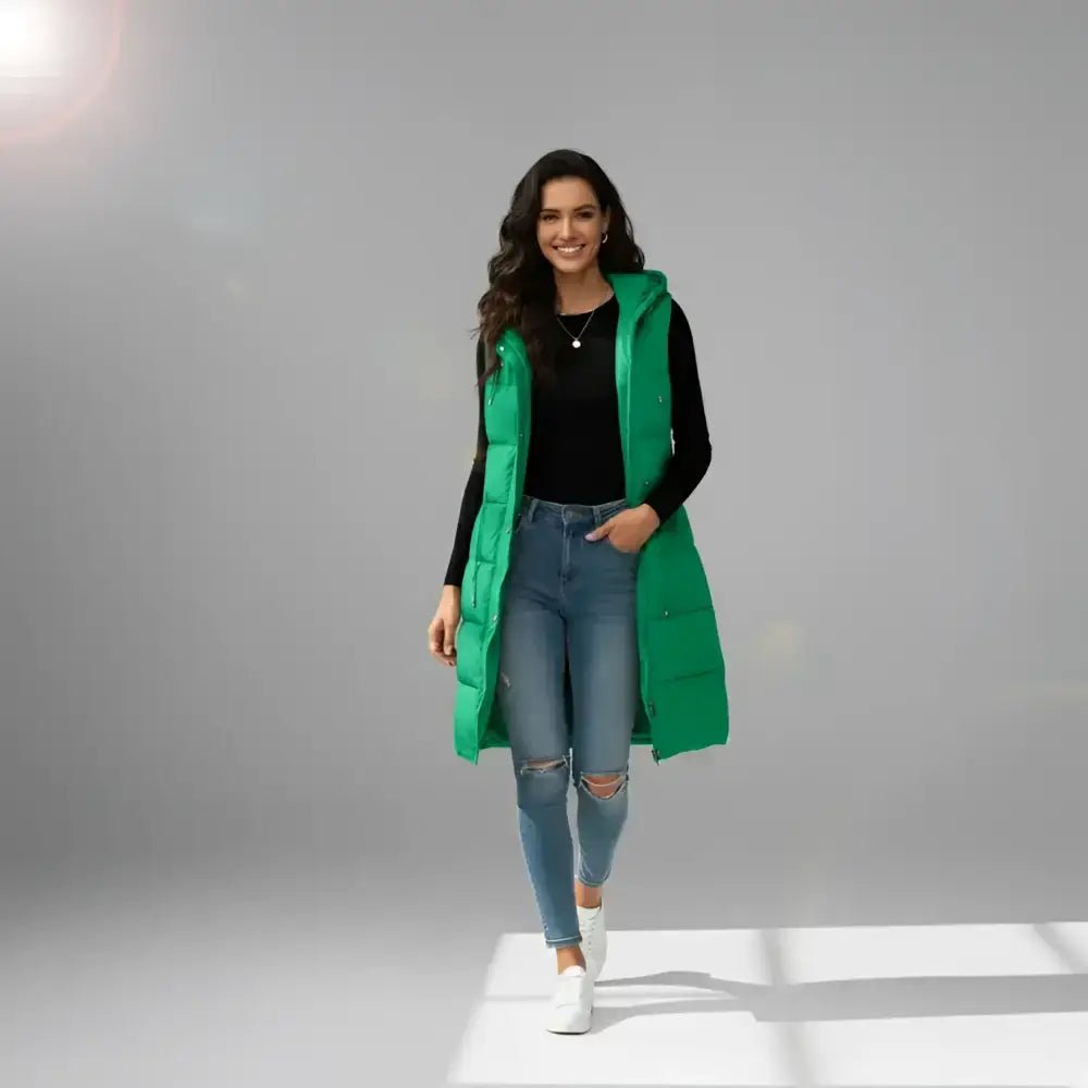 Parka femme sans manches vert militaire portée avec un haut noir et un jean, style décontracté.