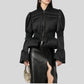 Parka femme chic noire avec capuche discrète, manches bouffantes et style chic