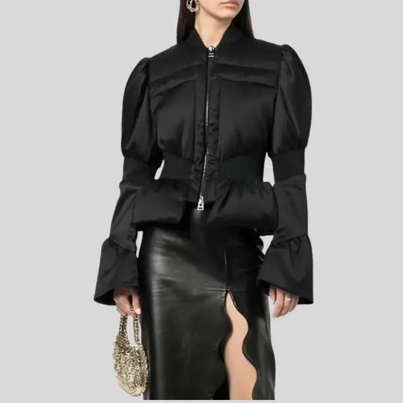 Parka femme chic noire avec capuche discrète, manches bouffantes et style chic