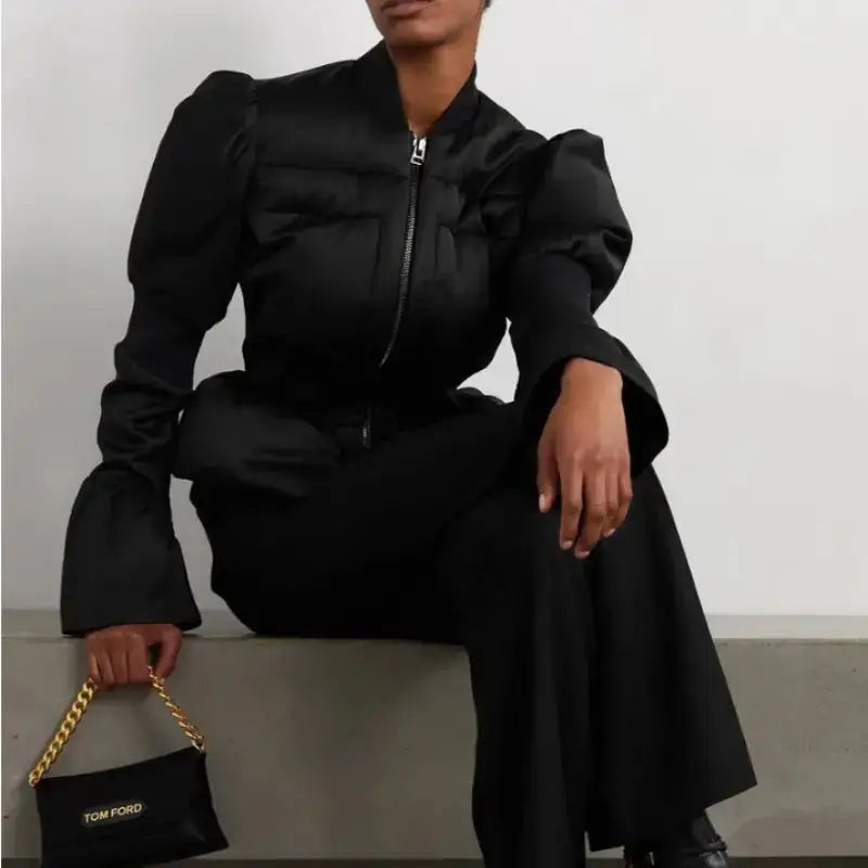 Parka femme chic avec capuche discrète et bomber noir cropped à manches bouffantes